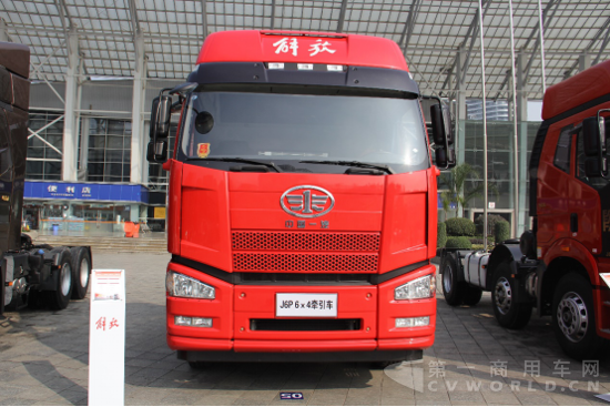 解放J6P 6×4牽引車(chē)，搭載錫柴13L 500馬力發(fā)動(dòng)機(jī).png