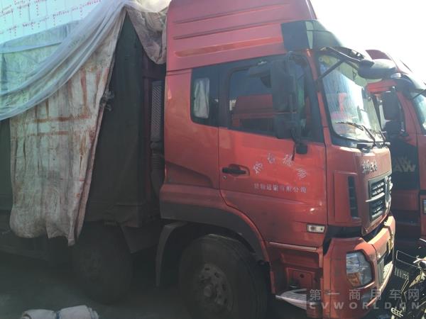 馮師傅駕駛的東風(fēng)天龍315馬力8×4倉柵式運(yùn)輸車.jpg 馮師傅駕駛的東風(fēng)天龍315馬力8×4倉柵式運(yùn)輸車.jpg