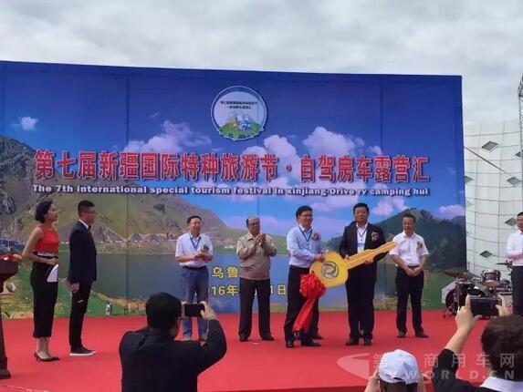 近百輛東風(fēng)御風(fēng)在新疆交車.jpg 近百輛東風(fēng)御風(fēng)在新疆交車.jpg