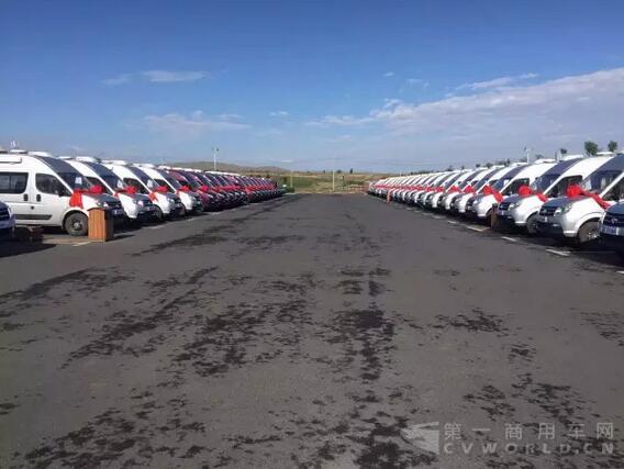 近百輛東風(fēng)御風(fēng)在新疆交車2.jpg 近百輛東風(fēng)御風(fēng)在新疆交車2.jpg