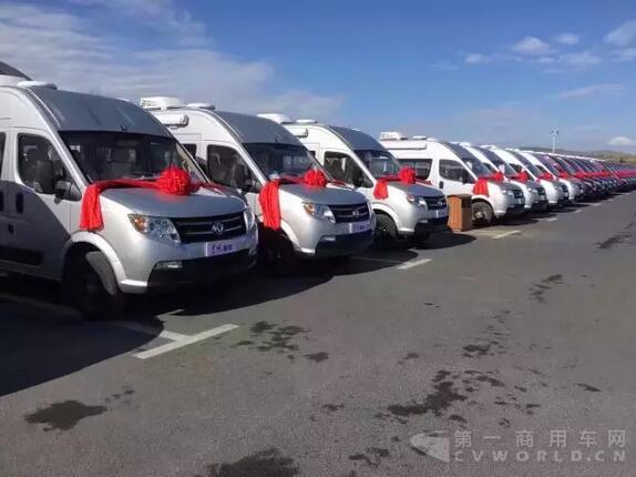 近百輛東風(fēng)御風(fēng)在新疆交車4.jpg 近百輛東風(fēng)御風(fēng)在新疆交車4.jpg