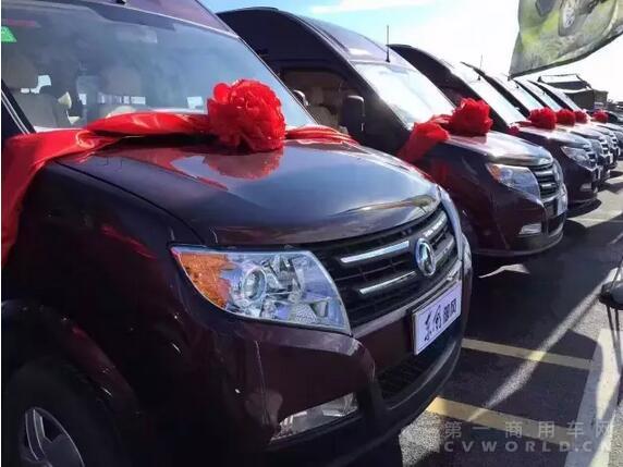 近百輛東風(fēng)御風(fēng)在新疆交車5.jpg 近百輛東風(fēng)御風(fēng)在新疆交車5.jpg