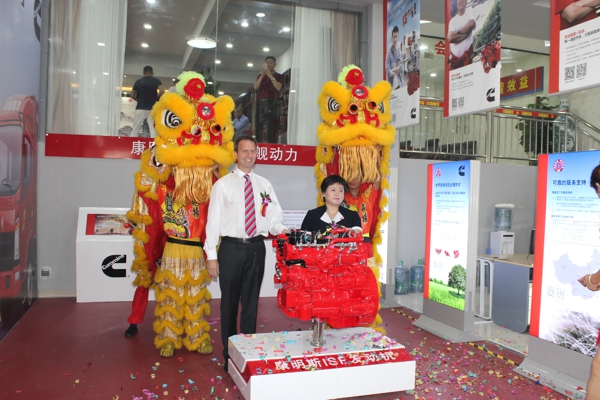 康明斯(中國(guó))投資有限公司高層為現(xiàn)場(chǎng)展示的康明斯動(dòng)力揭幕.jpg 康明斯(中國(guó))投資有限公司高層為現(xiàn)場(chǎng)展示的康明斯動(dòng)力揭幕.jpg