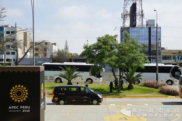 穿行在會(huì)場(chǎng)的宇通客車2.jpg 穿行在會(huì)場(chǎng)的宇通客車2.jpg