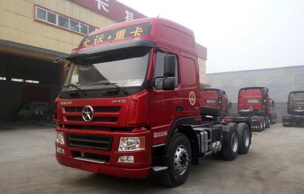 草根成功的故事不少，但大多是別人口中的勵(lì)志楷模。今天小編要跟大家分享的是身邊的奮斗典范，他出身農(nóng)村，沒有任何背景；他曾經(jīng)是一名卡車司機(jī)，現(xiàn)在是擁有一個(gè)車隊(duì)的老板。他，就是大運(yùn)重卡的忠實(shí)粉絲柴宗理。