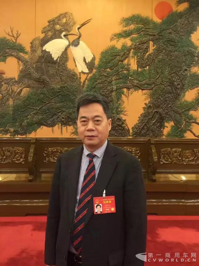 全國人大代表劉漢如:大氣污染治理應(yīng)推廣重型卡車甲醇燃料使用.jpg 全國人大代表劉漢如:大氣污染治理應(yīng)推廣重型卡車甲醇燃料使用.jpg