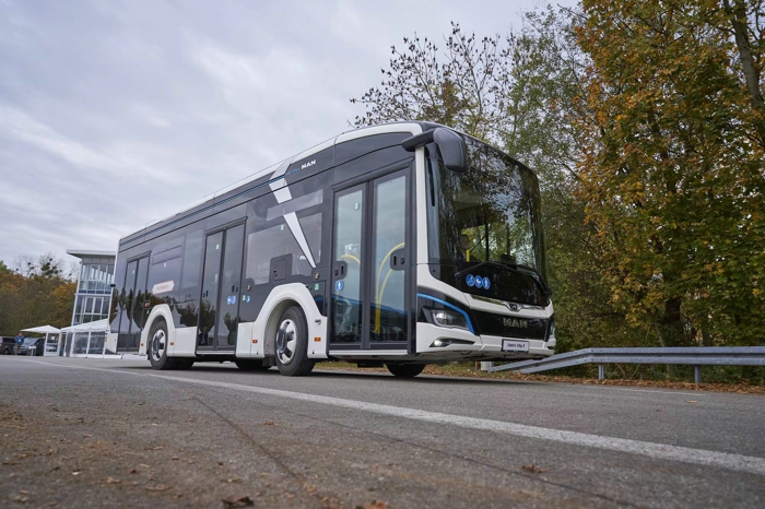 曼恩電動(dòng)巴士家族的最新車(chē)型給今年開(kāi)了個(gè)好頭——在年初馬德里舉行的國(guó)際運(yùn)輸獎(jiǎng)?lì)C布儀式上，MAN Lion's City 10 E一舉奪得了“2023年西班牙年度最佳巴士”獎(jiǎng)。