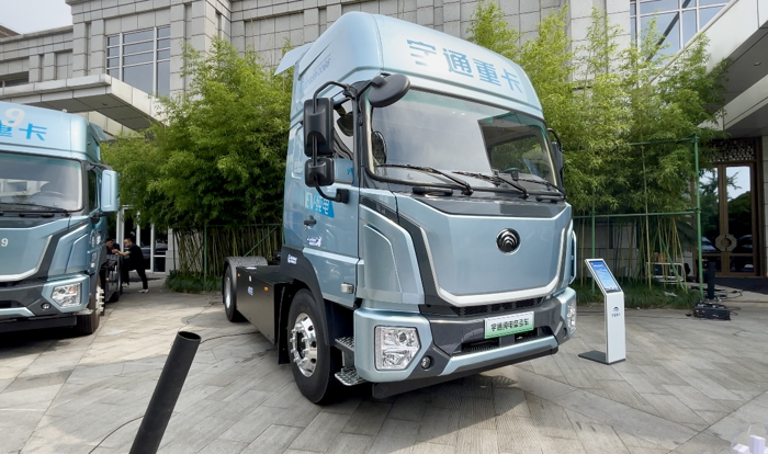 測評宇通T400 4×2港口牽引車2.png