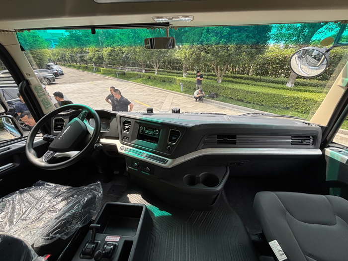 測評宇通T400 4×2港口牽引車3.png