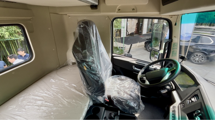 測評宇通T400 4×2港口牽引車4.png