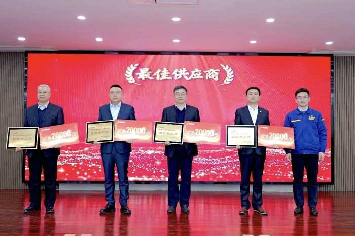 ！東風(fēng)德納車橋榮獲徐工傳動2025年度“最佳供應(yīng)商”.jpg