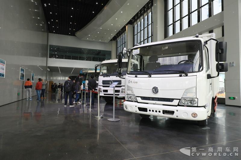 活動(dòng)現(xiàn)場(chǎng)，進(jìn)行了兩輛智能網(wǎng)聯(lián)卡車的現(xiàn)場(chǎng)演示，并展示了東風(fēng)商用車節(jié)能卡車、串聯(lián)式混合動(dòng)力物流車、中卡環(huán)衛(wèi)車純電（量產(chǎn)車型）、串聯(lián)式輕卡物流車、極限輕量化標(biāo)桿車，共7款新技術(shù)展車集體亮相，展示出東風(fēng)商用車在電動(dòng)化、智能化、網(wǎng)聯(lián)化、共享化、輕量化方面的新技術(shù)成果，也充分展現(xiàn)出東風(fēng)商用車引領(lǐng)時(shí)代趨勢(shì)打造精品車型的魄力與雄心。