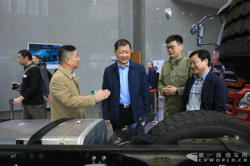 活動(dòng)現(xiàn)場(chǎng)，進(jìn)行了兩輛智能網(wǎng)聯(lián)卡車的現(xiàn)場(chǎng)演示，并展示了東風(fēng)商用車節(jié)能卡車、串聯(lián)式混合動(dòng)力物流車、中卡環(huán)衛(wèi)車純電（量產(chǎn)車型）、串聯(lián)式輕卡物流車、極限輕量化標(biāo)桿車，共7款新技術(shù)展車集體亮相，展示出東風(fēng)商用車在電動(dòng)化、智能化、網(wǎng)聯(lián)化、共享化、輕量化方面的新技術(shù)成果，也充分展現(xiàn)出東風(fēng)商用車引領(lǐng)時(shí)代趨勢(shì)打造精品車型的魄力與雄心。
