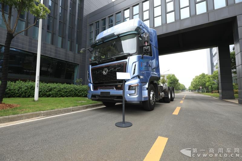 活動(dòng)現(xiàn)場(chǎng)，進(jìn)行了兩輛智能網(wǎng)聯(lián)卡車的現(xiàn)場(chǎng)演示，并展示了東風(fēng)商用車節(jié)能卡車、串聯(lián)式混合動(dòng)力物流車、中卡環(huán)衛(wèi)車純電（量產(chǎn)車型）、串聯(lián)式輕卡物流車、極限輕量化標(biāo)桿車，共7款新技術(shù)展車集體亮相，展示出東風(fēng)商用車在電動(dòng)化、智能化、網(wǎng)聯(lián)化、共享化、輕量化方面的新技術(shù)成果，也充分展現(xiàn)出東風(fēng)商用車引領(lǐng)時(shí)代趨勢(shì)打造精品車型的魄力與雄心。