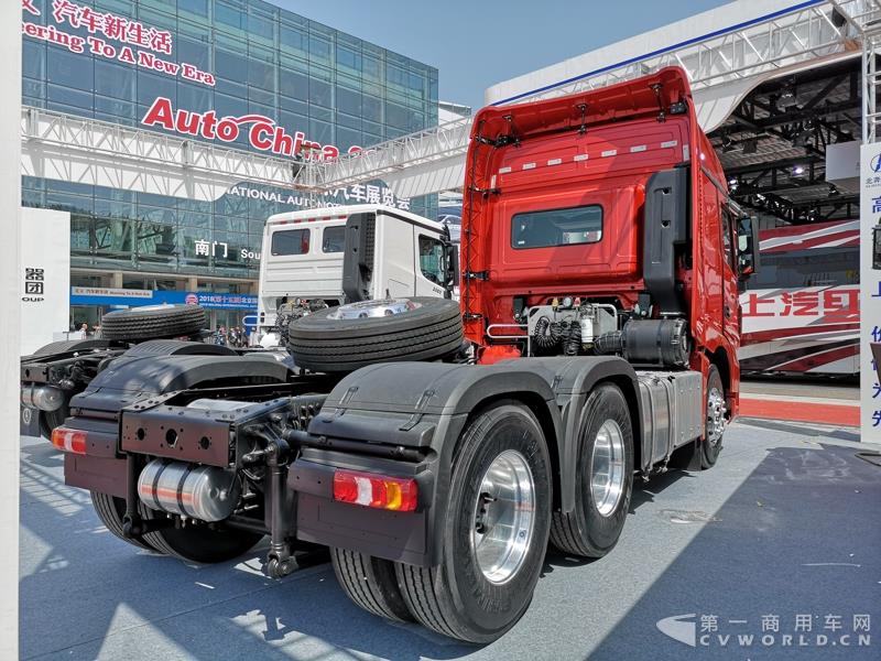 據(jù)了解，這款560馬力的V3ET牽引車(chē)，是北奔重汽針對(duì)大馬力市場(chǎng)打造的一款重卡產(chǎn)品，也是其首款達(dá)到560馬力的歐六車(chē)型。該車(chē)搭載濰柴13L發(fā)動(dòng)機(jī)，最大扭矩達(dá)2550N.m；匹配法士特最新的S系列AMT自動(dòng)變速箱及緩速器；前橋采用一片簧設(shè)計(jì)，后橋采用8氣囊空氣懸架。不過(guò)，該車(chē)暫未定價(jià)。