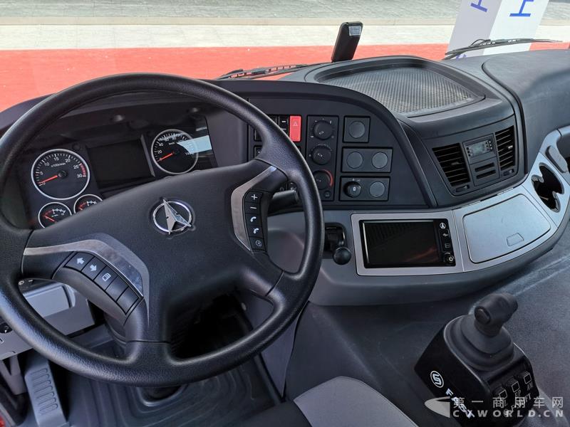 據(jù)了解，這款560馬力的V3ET牽引車(chē)，是北奔重汽針對(duì)大馬力市場(chǎng)打造的一款重卡產(chǎn)品，也是其首款達(dá)到560馬力的歐六車(chē)型。該車(chē)搭載濰柴13L發(fā)動(dòng)機(jī)，最大扭矩達(dá)2550N.m；匹配法士特最新的S系列AMT自動(dòng)變速箱及緩速器；前橋采用一片簧設(shè)計(jì)，后橋采用8氣囊空氣懸架。不過(guò)，該車(chē)暫未定價(jià)。