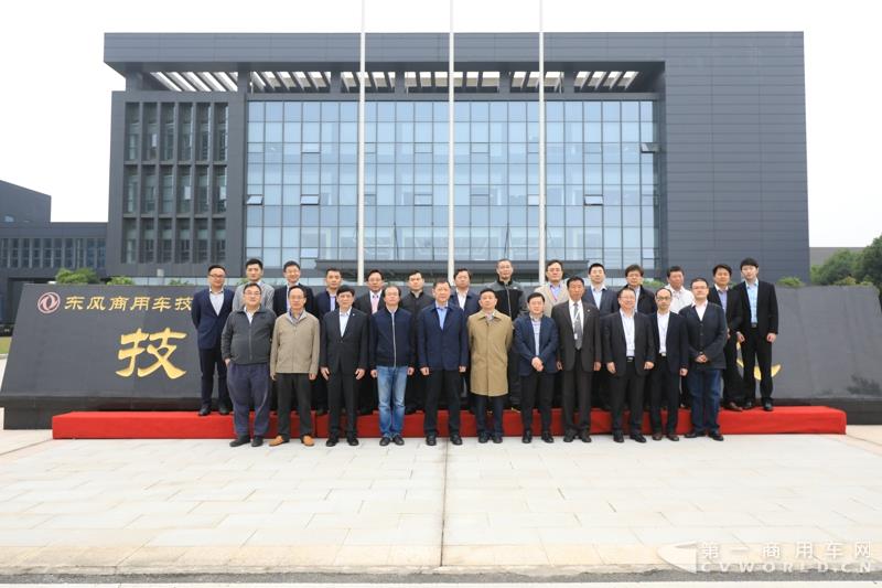 活動(dòng)現(xiàn)場(chǎng)，進(jìn)行了兩輛智能網(wǎng)聯(lián)卡車的現(xiàn)場(chǎng)演示，并展示了東風(fēng)商用車節(jié)能卡車、串聯(lián)式混合動(dòng)力物流車、中卡環(huán)衛(wèi)車純電（量產(chǎn)車型）、串聯(lián)式輕卡物流車、極限輕量化標(biāo)桿車，共7款新技術(shù)展車集體亮相，展示出東風(fēng)商用車在電動(dòng)化、智能化、網(wǎng)聯(lián)化、共享化、輕量化方面的新技術(shù)成果，也充分展現(xiàn)出東風(fēng)商用車引領(lǐng)時(shí)代趨勢(shì)打造精品車型的魄力與雄心。