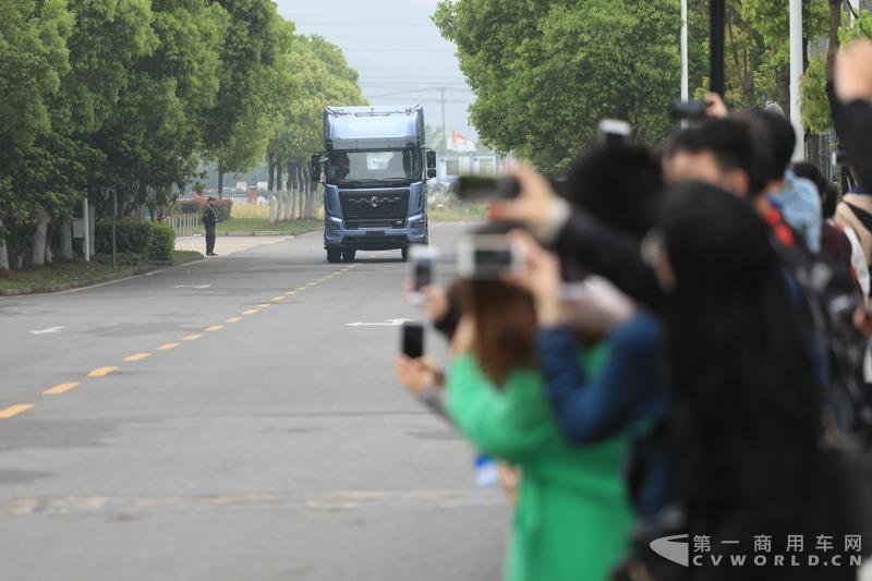 活動(dòng)現(xiàn)場(chǎng)，進(jìn)行了兩輛智能網(wǎng)聯(lián)卡車的現(xiàn)場(chǎng)演示，并展示了東風(fēng)商用車節(jié)能卡車、串聯(lián)式混合動(dòng)力物流車、中卡環(huán)衛(wèi)車純電（量產(chǎn)車型）、串聯(lián)式輕卡物流車、極限輕量化標(biāo)桿車，共7款新技術(shù)展車集體亮相，展示出東風(fēng)商用車在電動(dòng)化、智能化、網(wǎng)聯(lián)化、共享化、輕量化方面的新技術(shù)成果，也充分展現(xiàn)出東風(fēng)商用車引領(lǐng)時(shí)代趨勢(shì)打造精品車型的魄力與雄心。