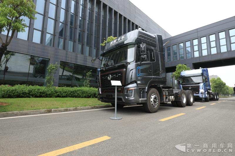 活動(dòng)現(xiàn)場(chǎng)，進(jìn)行了兩輛智能網(wǎng)聯(lián)卡車的現(xiàn)場(chǎng)演示，并展示了東風(fēng)商用車節(jié)能卡車、串聯(lián)式混合動(dòng)力物流車、中卡環(huán)衛(wèi)車純電（量產(chǎn)車型）、串聯(lián)式輕卡物流車、極限輕量化標(biāo)桿車，共7款新技術(shù)展車集體亮相，展示出東風(fēng)商用車在電動(dòng)化、智能化、網(wǎng)聯(lián)化、共享化、輕量化方面的新技術(shù)成果，也充分展現(xiàn)出東風(fēng)商用車引領(lǐng)時(shí)代趨勢(shì)打造精品車型的魄力與雄心。