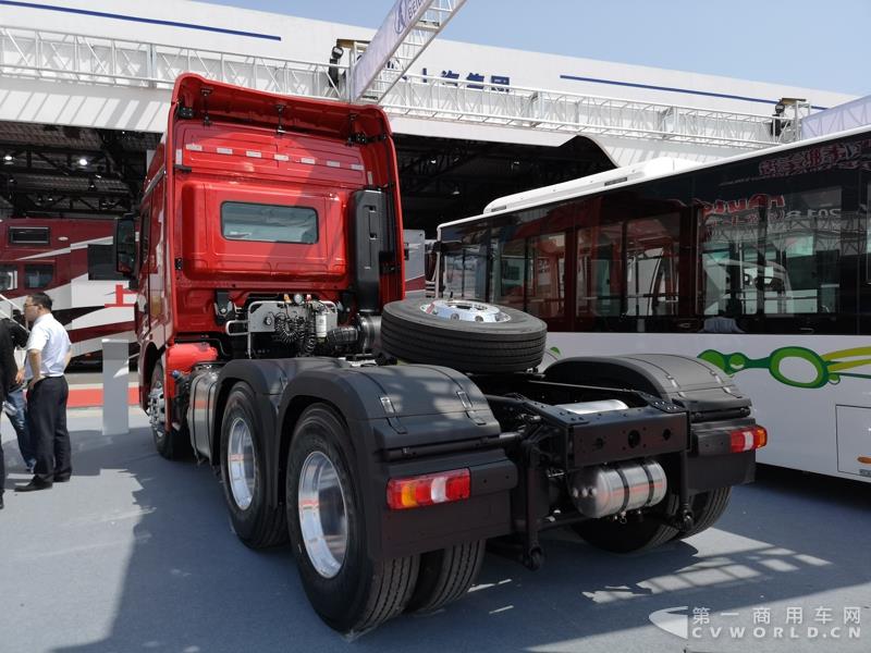 據(jù)了解，這款560馬力的V3ET牽引車(chē)，是北奔重汽針對(duì)大馬力市場(chǎng)打造的一款重卡產(chǎn)品，也是其首款達(dá)到560馬力的歐六車(chē)型。該車(chē)搭載濰柴13L發(fā)動(dòng)機(jī)，最大扭矩達(dá)2550N.m；匹配法士特最新的S系列AMT自動(dòng)變速箱及緩速器；前橋采用一片簧設(shè)計(jì)，后橋采用8氣囊空氣懸架。不過(guò)，該車(chē)暫未定價(jià)。