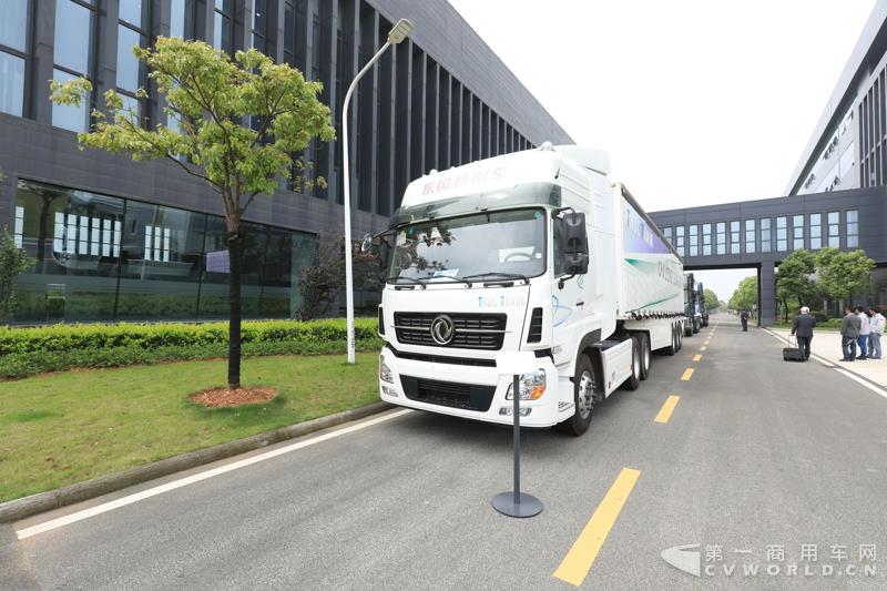 活動(dòng)現(xiàn)場(chǎng)，進(jìn)行了兩輛智能網(wǎng)聯(lián)卡車的現(xiàn)場(chǎng)演示，并展示了東風(fēng)商用車節(jié)能卡車、串聯(lián)式混合動(dòng)力物流車、中卡環(huán)衛(wèi)車純電（量產(chǎn)車型）、串聯(lián)式輕卡物流車、極限輕量化標(biāo)桿車，共7款新技術(shù)展車集體亮相，展示出東風(fēng)商用車在電動(dòng)化、智能化、網(wǎng)聯(lián)化、共享化、輕量化方面的新技術(shù)成果，也充分展現(xiàn)出東風(fēng)商用車引領(lǐng)時(shí)代趨勢(shì)打造精品車型的魄力與雄心。