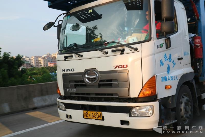 蘇師傅是首屆以“英雄 油你締造”為主題的TS之廣汽日野好司機(jī)大賽的參賽選手，從發(fā)車順序來講，他是第四位進(jìn)行初賽的選手，路線為廣州到重慶。從5月16日傍晚出發(fā)，到5月18日傍晚抵達(dá)目的地，歷時(shí)整整兩天兩夜。小編一路跟隨他走完全程。圖為蘇存修駕駛廣汽日野700臻值系