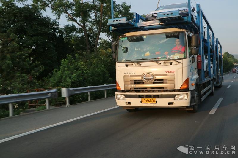 蘇師傅是首屆以“英雄 油你締造”為主題的TS之廣汽日野好司機(jī)大賽的參賽選手，從發(fā)車順序來講，他是第四位進(jìn)行初賽的選手，路線為廣州到重慶。從5月16日傍晚出發(fā)，到5月18日傍晚抵達(dá)目的地，歷時(shí)整整兩天兩夜。小編一路跟隨他走完全程。圖為蘇存修駕駛廣汽日野700臻值系
