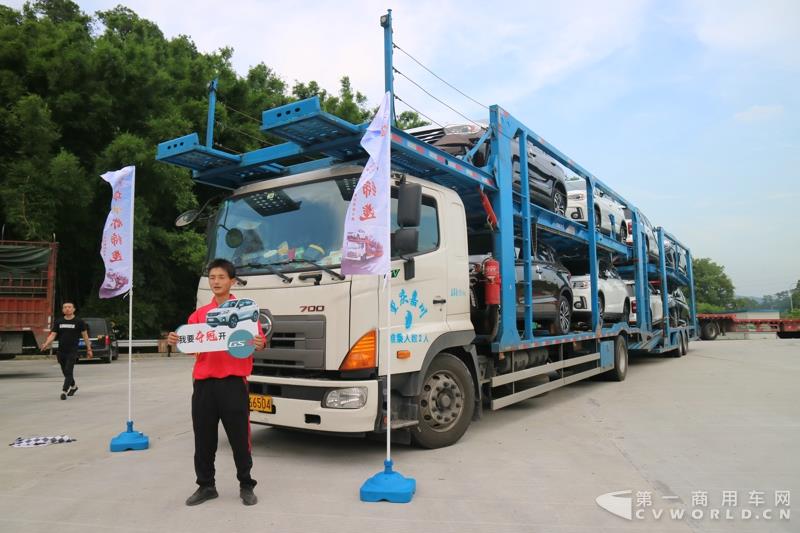 蘇師傅是首屆以“英雄 油你締造”為主題的TS之廣汽日野好司機(jī)大賽的參賽選手，從發(fā)車順序來講，他是第四位進(jìn)行初賽的選手，路線為廣州到重慶。從5月16日傍晚出發(fā)，到5月18日傍晚抵達(dá)目的地，歷時(shí)整整兩天兩夜。小編一路跟隨他走完全程。圖為蘇存修駕駛廣汽日野700臻值系