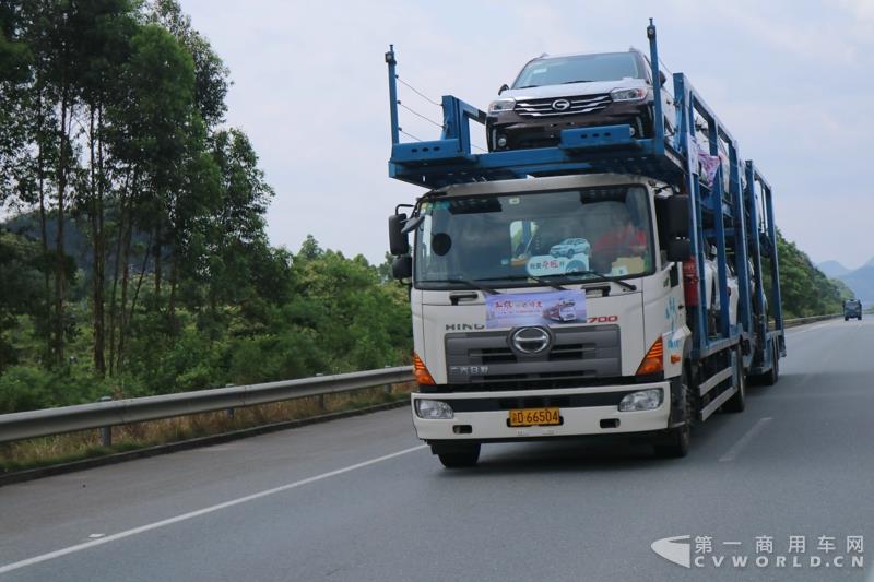 蘇師傅是首屆以“英雄 油你締造”為主題的TS之廣汽日野好司機(jī)大賽的參賽選手，從發(fā)車順序來講，他是第四位進(jìn)行初賽的選手，路線為廣州到重慶。從5月16日傍晚出發(fā)，到5月18日傍晚抵達(dá)目的地，歷時(shí)整整兩天兩夜。小編一路跟隨他走完全程。圖為蘇存修駕駛廣汽日野700臻值系