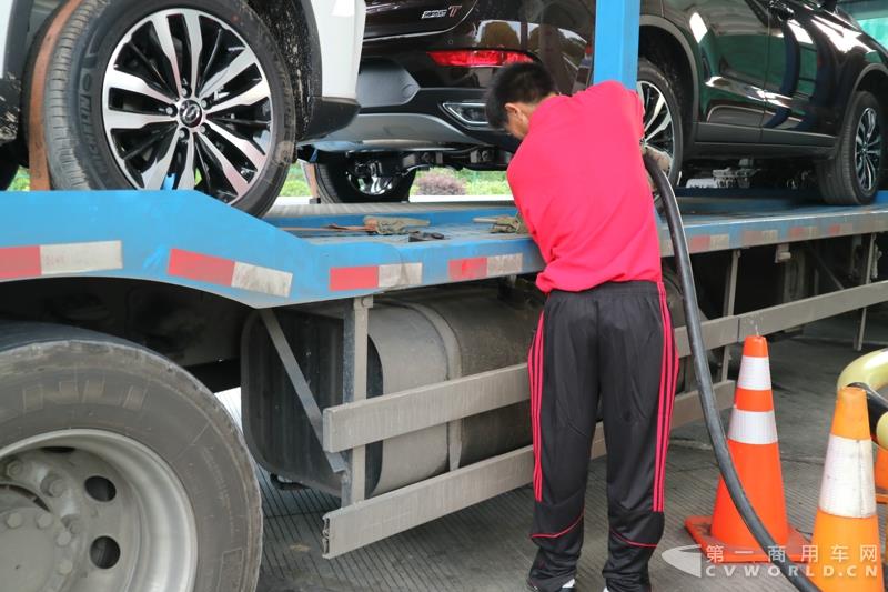 蘇師傅是首屆以“英雄 油你締造”為主題的TS之廣汽日野好司機(jī)大賽的參賽選手，從發(fā)車順序來講，他是第四位進(jìn)行初賽的選手，路線為廣州到重慶。從5月16日傍晚出發(fā)，到5月18日傍晚抵達(dá)目的地，歷時(shí)整整兩天兩夜。小編一路跟隨他走完全程。圖為蘇存修駕駛廣汽日野700臻值系