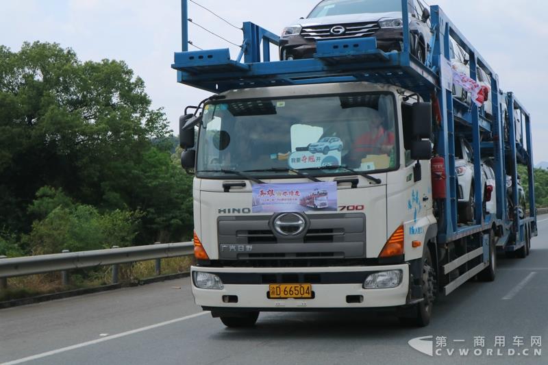 蘇師傅是首屆以“英雄 油你締造”為主題的TS之廣汽日野好司機(jī)大賽的參賽選手，從發(fā)車順序來講，他是第四位進(jìn)行初賽的選手，路線為廣州到重慶。從5月16日傍晚出發(fā)，到5月18日傍晚抵達(dá)目的地，歷時(shí)整整兩天兩夜。小編一路跟隨他走完全程。圖為蘇存修駕駛廣汽日野700臻值系