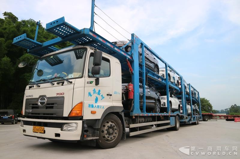 蘇師傅是首屆以“英雄 油你締造”為主題的TS之廣汽日野好司機(jī)大賽的參賽選手，從發(fā)車順序來講，他是第四位進(jìn)行初賽的選手，路線為廣州到重慶。從5月16日傍晚出發(fā)，到5月18日傍晚抵達(dá)目的地，歷時(shí)整整兩天兩夜。小編一路跟隨他走完全程。圖為蘇存修駕駛廣汽日野700臻值系