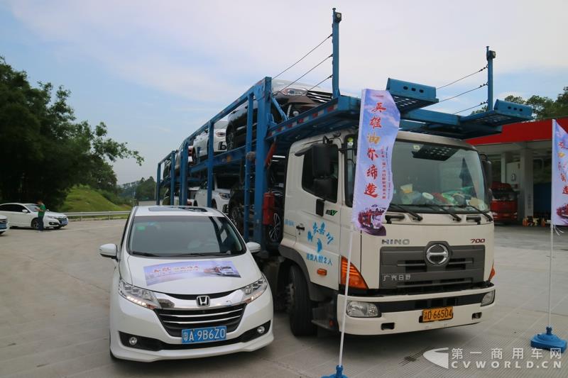 蘇師傅是首屆以“英雄 油你締造”為主題的TS之廣汽日野好司機(jī)大賽的參賽選手，從發(fā)車順序來講，他是第四位進(jìn)行初賽的選手，路線為廣州到重慶。從5月16日傍晚出發(fā)，到5月18日傍晚抵達(dá)目的地，歷時(shí)整整兩天兩夜。小編一路跟隨他走完全程。圖為蘇存修駕駛廣汽日野700臻值系