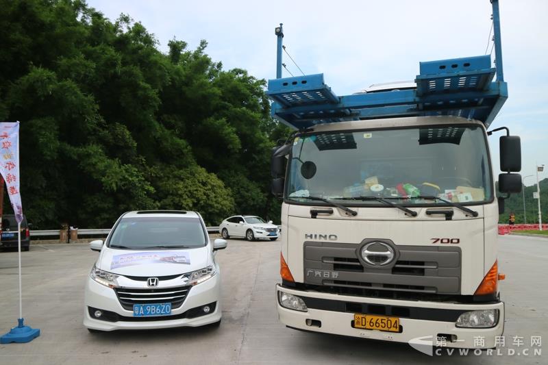 蘇師傅是首屆以“英雄 油你締造”為主題的TS之廣汽日野好司機(jī)大賽的參賽選手，從發(fā)車順序來講，他是第四位進(jìn)行初賽的選手，路線為廣州到重慶。從5月16日傍晚出發(fā)，到5月18日傍晚抵達(dá)目的地，歷時(shí)整整兩天兩夜。小編一路跟隨他走完全程。圖為蘇存修駕駛廣汽日野700臻值系