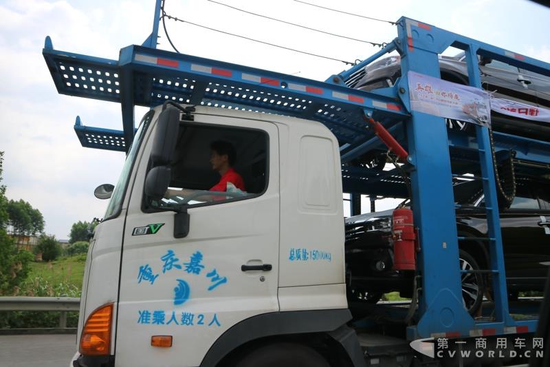 蘇師傅是首屆以“英雄 油你締造”為主題的TS之廣汽日野好司機(jī)大賽的參賽選手，從發(fā)車順序來講，他是第四位進(jìn)行初賽的選手，路線為廣州到重慶。從5月16日傍晚出發(fā)，到5月18日傍晚抵達(dá)目的地，歷時(shí)整整兩天兩夜。小編一路跟隨他走完全程。圖為蘇存修駕駛廣汽日野700臻值系