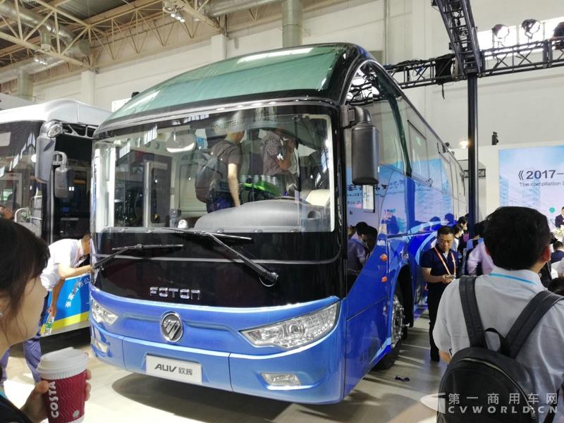 福田可搭載康明斯ISGe320動力的歐輝BJ6122雙風(fēng)擋城間客車