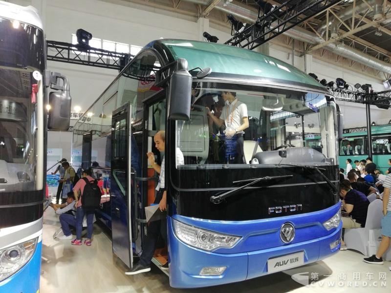 福田可搭載康明斯ISGe320動力的歐輝BJ6122雙風(fēng)擋城間客車