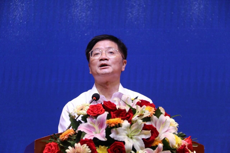 馬鞍山副市長李強(qiáng)致辭，他說，馬鞍山地處皖東，有鋼城、港城、綠城、詩城之稱，是一座鋼鐵城市，工業(yè)化率超過了40%。近兩年，為順應(yīng)節(jié)能環(huán)保綠色發(fā)展的理念，融和電科與華菱星馬強(qiáng)強(qiáng)聯(lián)合、大膽創(chuàng)新，成功研發(fā)了智能換電重卡產(chǎn)品，與我們的城市定位高度契合，馬鞍山市將一如既往地支持華菱星馬發(fā)展，發(fā)揮出最大的產(chǎn)業(yè)帶動效應(yīng)。