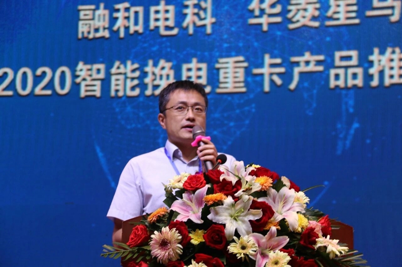 中國汽車技術(shù)研究中心有限公司汽車工程研究院院長高繼東指出，電動重卡具有突出的優(yōu)勢，決定電動重卡將成為城市減排目標(biāo)的重要舉措，尤其是短距離，線路固定的應(yīng)用環(huán)境。目前，國內(nèi)電動重卡的發(fā)展比較火熱，核心的因素是因?yàn)檎叩闹С郑瑑?yōu)化調(diào)整貨物運(yùn)輸?shù)慕Y(jié)構(gòu)，為電動重卡提供了發(fā)展的機(jī)會。