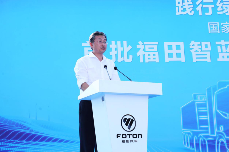 鞏月瓊表示，采用車電分離的模式，用戶只需一次性支付或租賃不含電池的車體，并將換電作為類似加油的成本，而大幅減少初期投入和使用成本。根據統(tǒng)計，按照50輛重卡規(guī)模計算，三年下來，采用換電重卡模式可以比傳統(tǒng)能源重卡節(jié)省成本1160萬元。因此，在特定運輸場景下，換電重卡或將成為用戶的選擇之一。