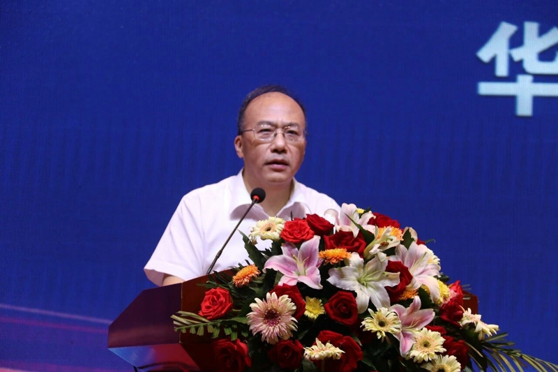 國家電投集團(tuán)資本控股有限公司黨委書記、董事長王振京致辭：我國能源結(jié)構(gòu)正加速向低碳、新能源的趨勢發(fā)展，我們聯(lián)合華菱星馬、寧德時代等行業(yè)翹楚，在城市出行、物流配送、港口運(yùn)輸?shù)阮I(lǐng)域持續(xù)探索，為新能源賦能。全球首款換電重型牽引車全方位展示了我們換電家族產(chǎn)品的競爭力，換電重卡的發(fā)展不是簡單的升級換代，更是新生態(tài)的建立，更具有遐想空間，讓我們科技+產(chǎn)業(yè)+金融的目標(biāo)更加堅定，在合作中挖掘市場、創(chuàng)造價值。