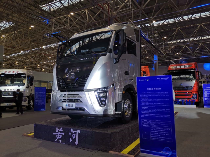 重汽黃河X7 6×4牽引車，搭載濰柴WP10.5H發(fā)動(dòng)機(jī)，國六