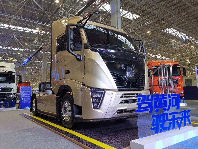 重汽黃河X7 4×2牽引車，搭載重汽MC13H發(fā)動(dòng)機(jī)，國六