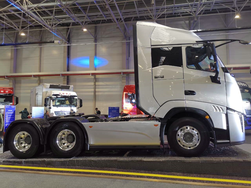 重汽黃河X7 6×4牽引車，搭載濰柴WP10.5H發(fā)動(dòng)機(jī)，國六