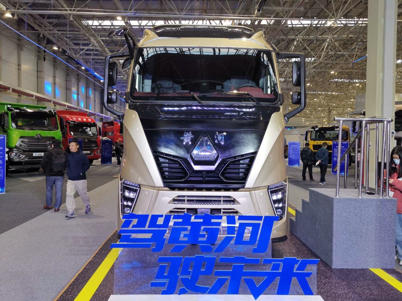 重汽黃河X7 4×2牽引車，搭載重汽MC13H發(fā)動(dòng)機(jī)，國六