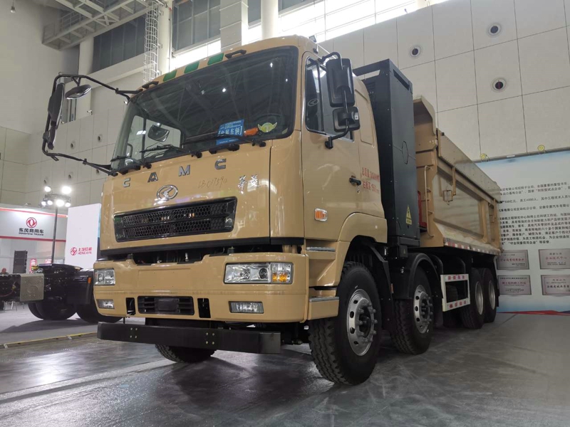 漢馬科技展出了3款新能源重卡，分別是：漢馬H7換電牽引車(chē)、漢馬純電動(dòng)自卸車(chē)、星馬純電動(dòng)攪拌車(chē)。漢馬H7換電牽引車(chē)是當(dāng)下炙手可熱的熱門(mén)車(chē)型，曾多次批量交付客戶(hù)。圖為華菱電動(dòng)工程車(chē)