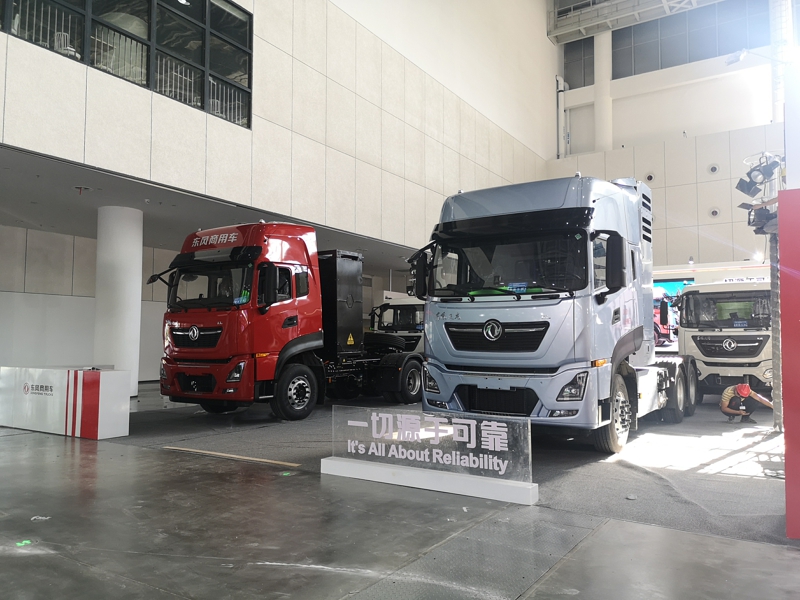 東風(fēng)商用車(chē)展出了4款新能源產(chǎn)品，其中兩款是牽引車(chē)，兩款是專(zhuān)用車(chē)。圖為東風(fēng)商用車(chē)展車(chē)