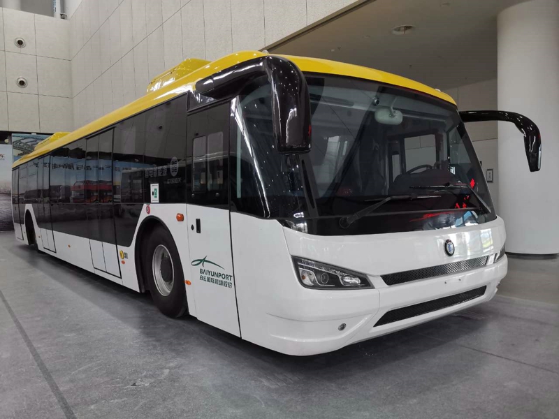 南京恒天領(lǐng)銳汽車(chē)有限公司也展出3款產(chǎn)品，一款是純電動(dòng)自卸車(chē)，另外兩款則是一輛公交車(chē)和一輛機(jī)場(chǎng)擺渡車(chē)。圖為南京恒天領(lǐng)銳展出的機(jī)場(chǎng)擺渡車(chē)