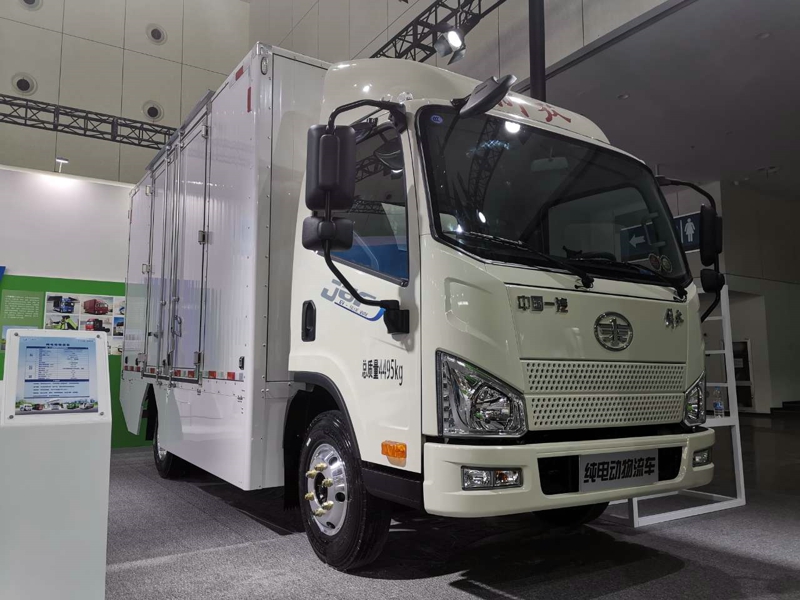 一汽解放是本屆大會(huì)中展出商用車(chē)產(chǎn)品最多的企業(yè)，共有5款產(chǎn)品參展，其中重卡車(chē)型4款，輕卡車(chē)型1款。圖為一汽解放J6F 4×2純電動(dòng)廂式物流運(yùn)輸車(chē)
