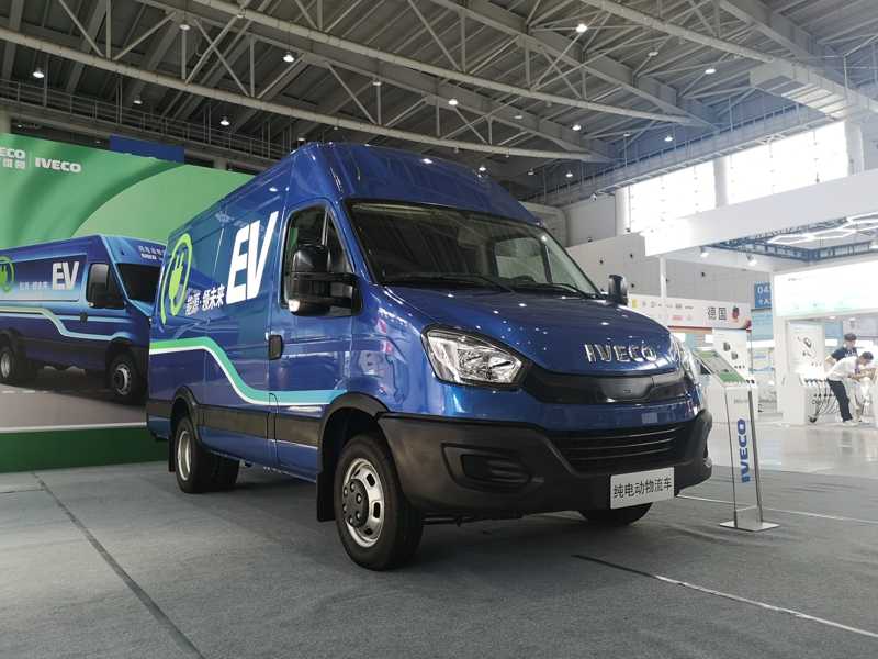 南京依維柯作為東道主，展出了一款歐勝EV45純電動(dòng)廂式物流車(chē)。這款車(chē)搭載寧德時(shí)代磷酸鐵鋰電池，容量為90.7kwh，勻速續(xù)駛里程達(dá)402公里。圖為南京依維柯歐勝EV45純電動(dòng)廂式物流車(chē)